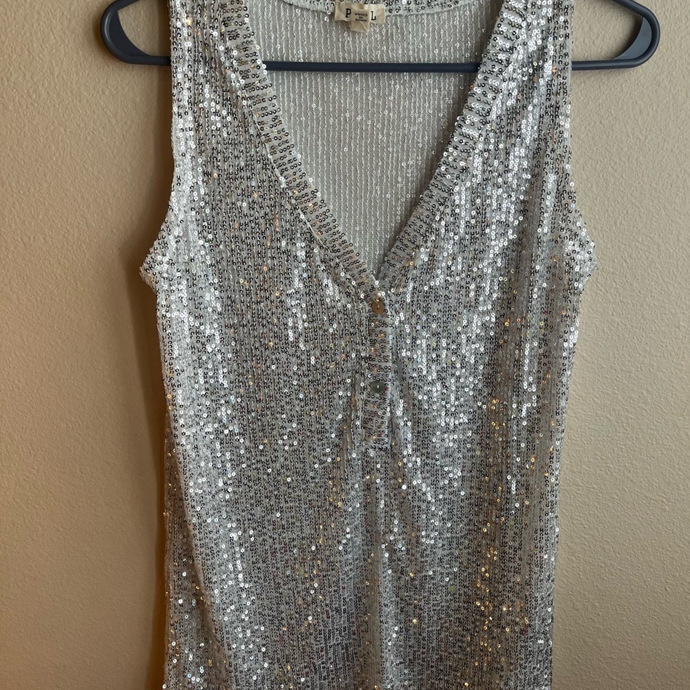 🧨🏝️257. NWOT POL Silver Sequin V-Neck Tank Top